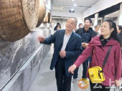 钟祥市委党校组织离退休干部共庆重阳佳节
