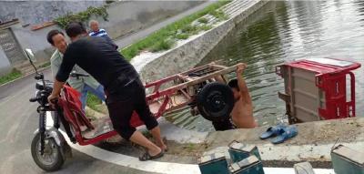 格格与群众携手救起落水老人