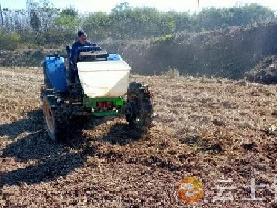 东桥镇沈集村网格员助力八旬老人冬播