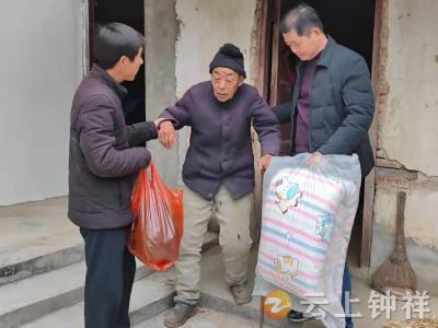 冬衣送暖  钟祥市张集镇泉水河村村民捐赠衣物助困难群众温暖过冬