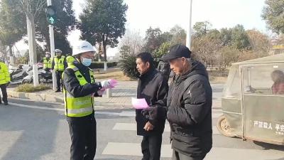 钟祥交警开展三轮车严禁载人集中宣传整治行动