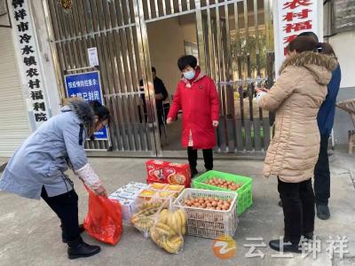钟祥市冷水镇在外务工人员爱心捐赠福利院 传递社会正能量