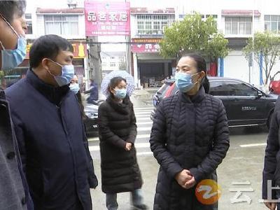 冯玉霞在东桥镇开展疫情防控检查、走访困难党员等工作