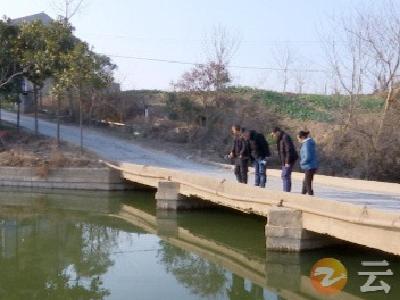 钟祥：七旬老人不慎落水 热心村民寒冬跳河救人