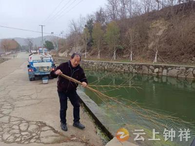 张集镇：格格化身志愿者 卫生清扫暖人心