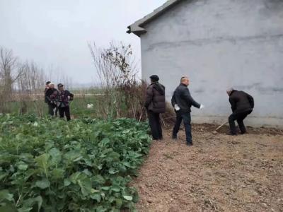 网格员调解地界纠纷促邻里和谐