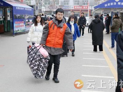 钟祥职高：“红马甲”助力开学季