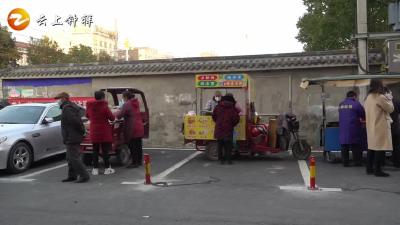 《橙子说事儿》承天小学旁，为何拉上铁链锁车位？