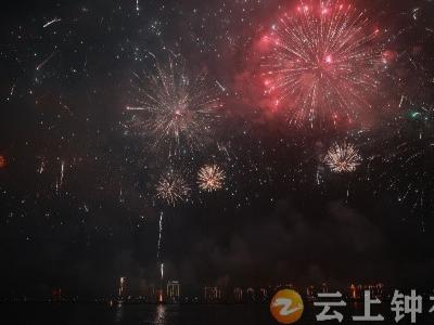 钟祥市：万众齐聚庆元宵 满城喜观烟花秀