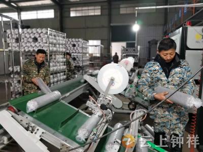 正月初六 湖北千宝食用菌2万菌棒开新局