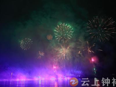 元宵夜，钟祥市火树银花映照莫愁湖