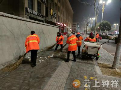 万人空巷赏烟花  钟祥市环卫工人清扫忙