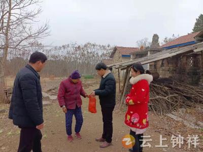 暖心！钟祥市张集镇泉水河村干部为独居老人送元宵