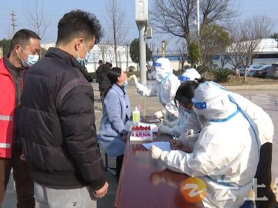 红、蓝马甲齐上阵  筑牢疫情防控网