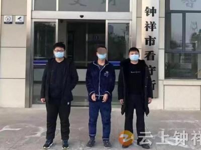 男子深夜疯狂砸车窗玻璃盗窃车内财物被抓