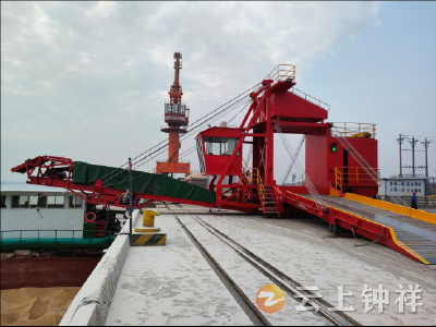 钟祥港移动式装船机正式投入使用