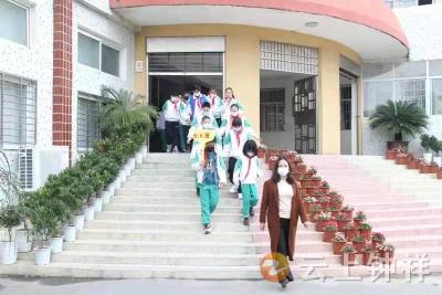 钟祥市实验小学举行雨天校内放学演练