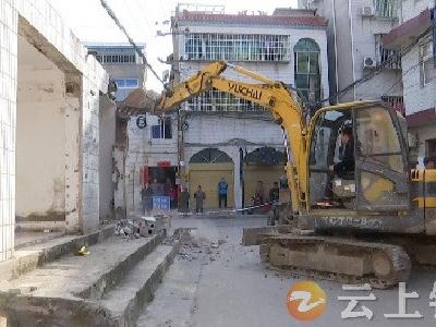 钟祥市依法拆除阳春台片区狮子井街违章建筑及附属设施