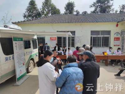 “移动医院”下基层  健康体检送上门