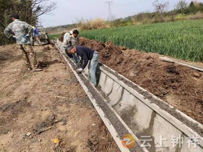 格格助力修水渠  春耕生产保灌溉