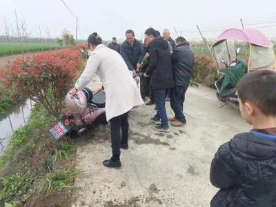 电瓶车掉入沟内   格民联手捞车解困