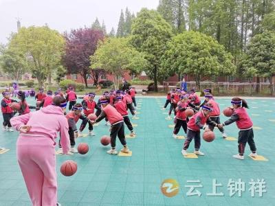 小篮球  大梦想——洋梓镇伍庙中心幼儿园举办篮球操比赛