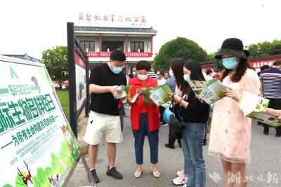 522国际生物多样性日，钟祥志愿者莫愁湖前大宣传