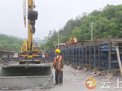 客店马湾大桥32块箱梁预制已完工一半  预计11月底工程全部完工
