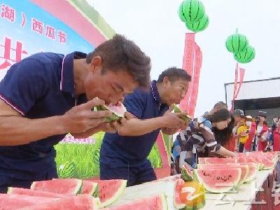 趣味西瓜节  游客欢乐多