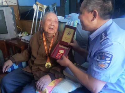 抗美援朝老英雄：  感谢民警帮我拿到这份等待了72年的证明