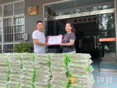 爱心企业“六一”送祝福 慰问到特校