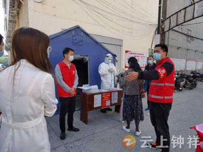 最美志愿红点亮社区防疫现场 钟祥人社局党员干部悉数下沉社区防控疫情