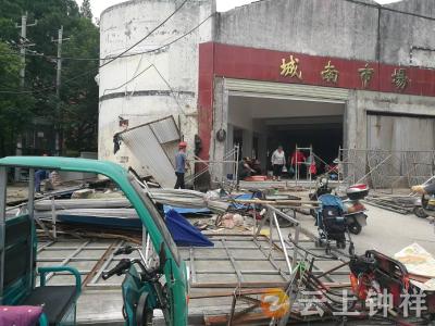 钟祥市城管执法局开展城南马路市场占道经营专项整治