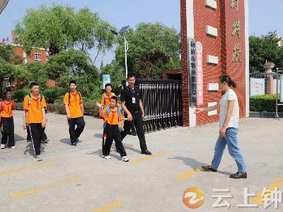 “大手牵小手” 钟祥市特校开展志愿服务活动