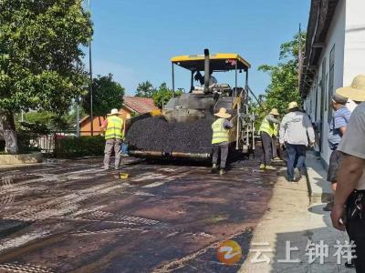 挥汗铺设振兴路  钟祥市公路局助力“红色杨畈村”建设