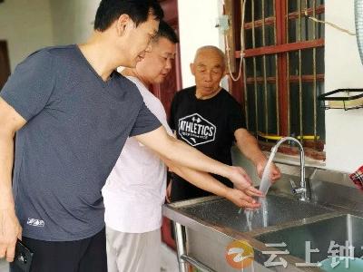 客店镇人大代表走访选民解难题  涓涓清泉进农家