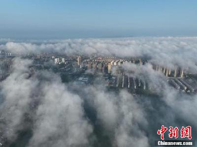 湖北钟祥现平流雾景观美如仙境