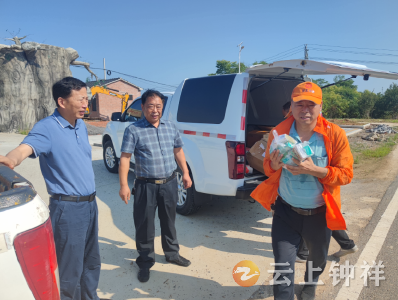 钟祥市公路局：烈日炎炎送清凉  情系一线暖人心