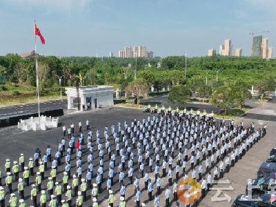 周军参加全市公安系统庆祝建党101周年升旗仪式暨“喜迎二十大 忠诚保平安”誓师大会