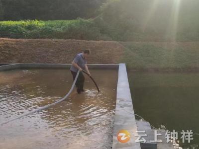张集镇宗湾村：清洗滤水池 真情解民忧