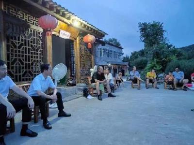 钟祥市客店镇：对节树下来乘凉，群众共议集体事