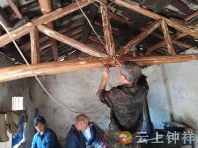 刮大风五保户房屋被掀 村干部聚群力及时修复