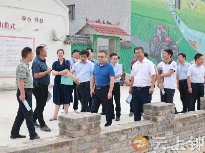 樟下围坐同心圆 畅聊群众愁与盼  周军在胡集镇调研共同缔造推进情况