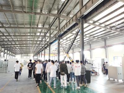 进车间、看人文、观环境 钟祥举行大学生就业创业体验日活动