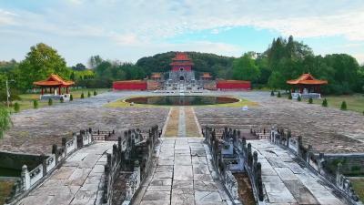 诚挚的邀请大家到世界长寿之乡——钟祥，游皇家圣地，赏莫愁美景，诗和远方尽在钟祥，明显陵文化旅游景区欢迎您！