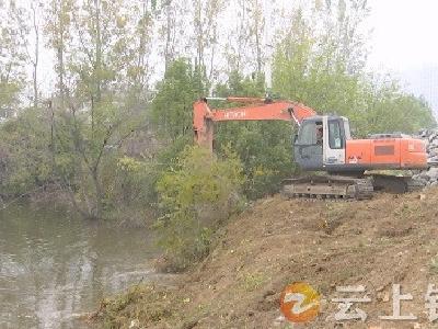 钟祥市依法对镜月湖三路项目用地进行清场回填