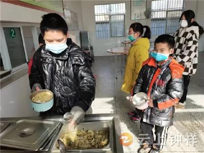 文集镇沿山小学：践行“光盘行动” 拒绝粮食浪费