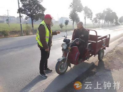磷矿镇：交通安全劝导筑牢群众生命安全防线