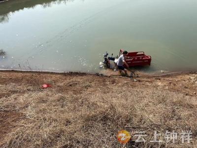 三轮车不慎落水 格格村民联手施救