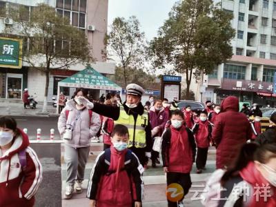 钟祥交警全力撑好雨季“安全伞”